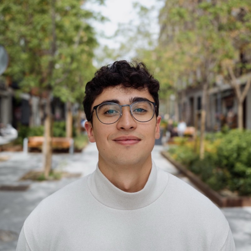 Alejandro Pérez, co-founder of Alpgency, outdoors portrait.