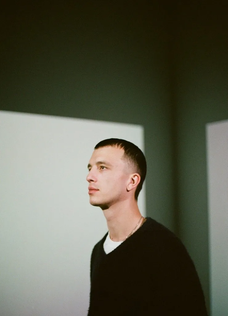 Lucas Brunner, Partner bei Alpgency, im Profil vor minimalistischem Raum.